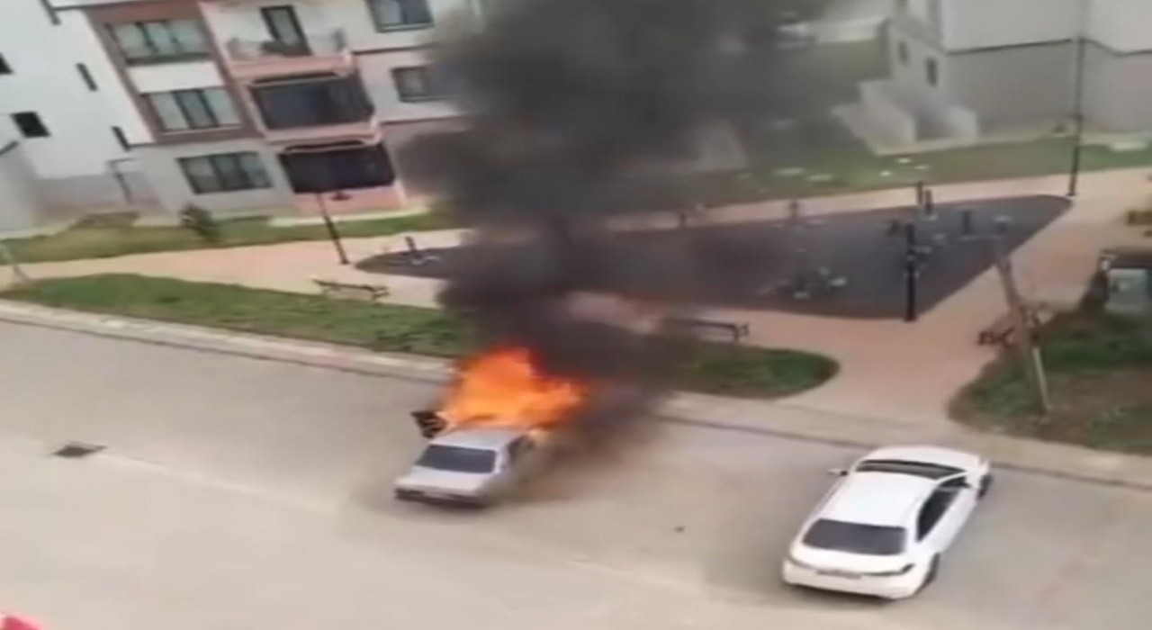 Diyarbakırda otomobil park halindeyken yandı
