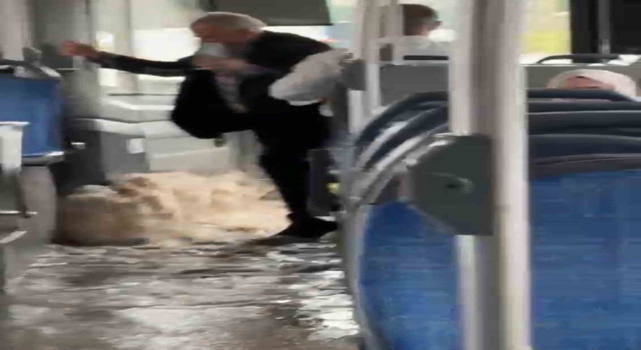 Diyarbakırda sağanak yağış nedeniyle biriken su halk otobüsüne taştı