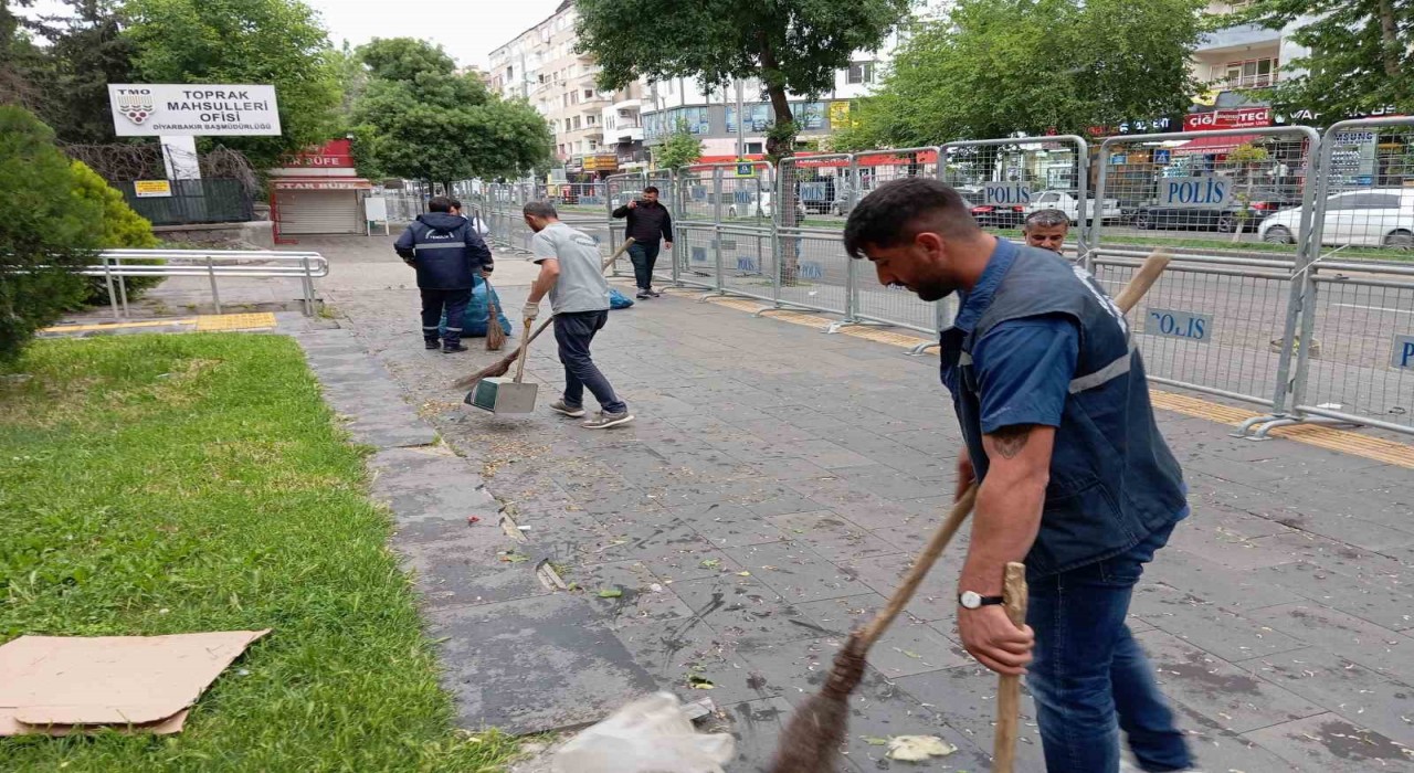Diyarbakırda şiddetli rüzgar çatıları uçurdu