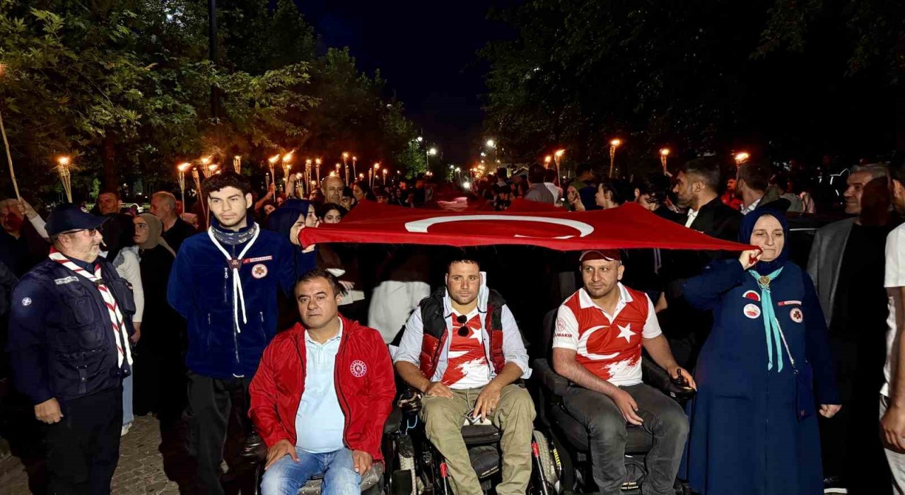 Diyarbakırda Türk bayraklı Fener Alayı yürüyüşü yapıldı
