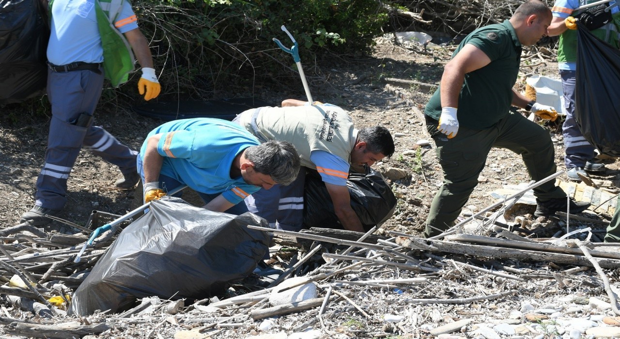 Doğa harikası Milli Parkta kıyı temizliği