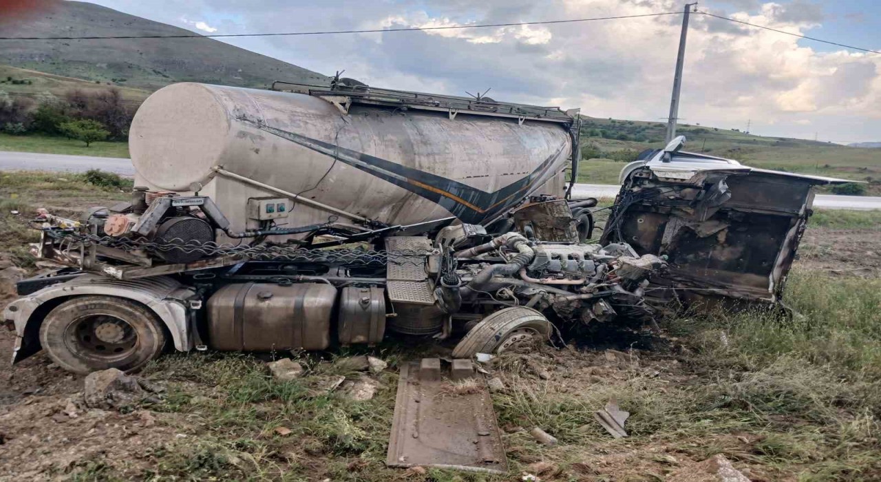 Doğanşehirde tanker tarlaya devrildi, sürücü yaralandı