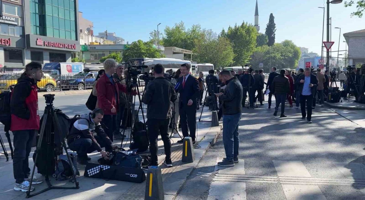 Dolmabahçede Ukrayna-Rusya heyeti arasındaki görüşmeye basından yoğun ilgi