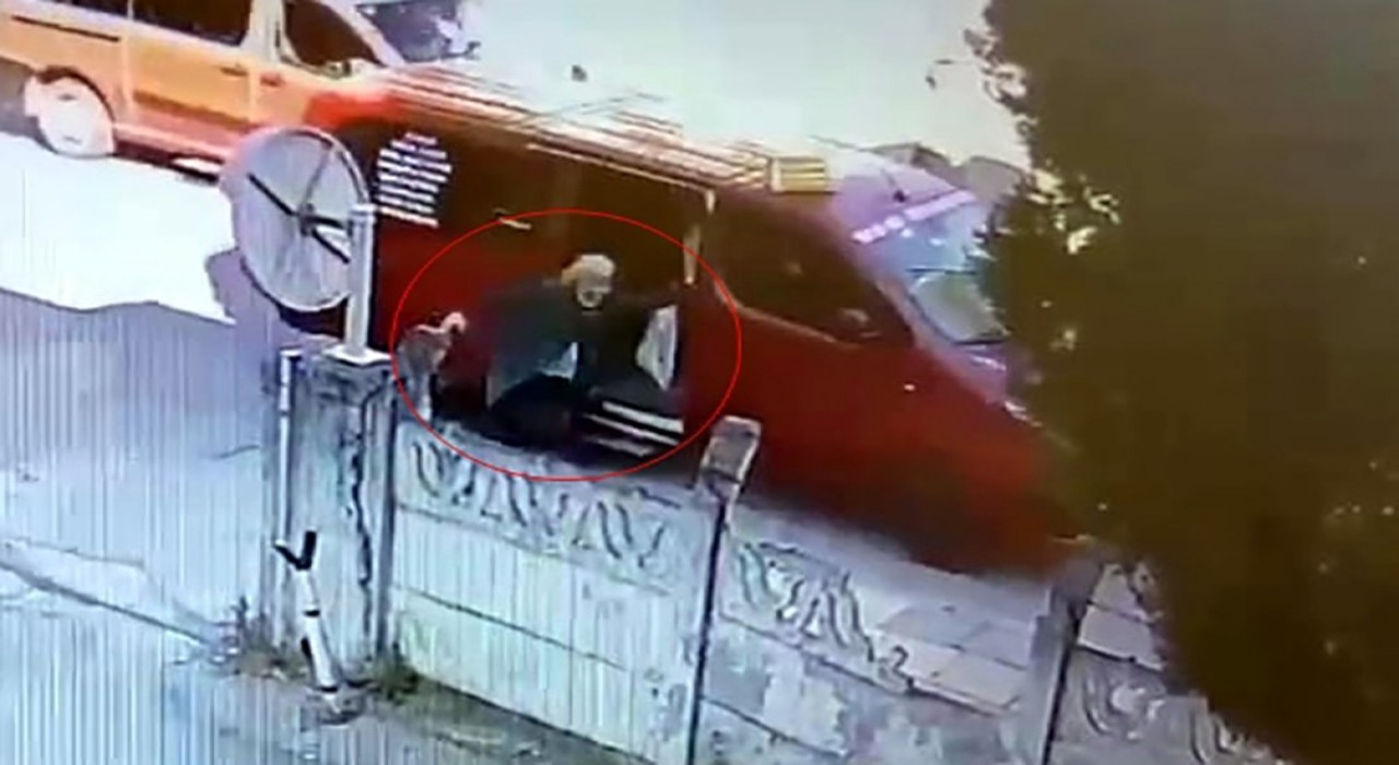 Dolmuştan inmek istedi, araç hareket edince sürüklendi