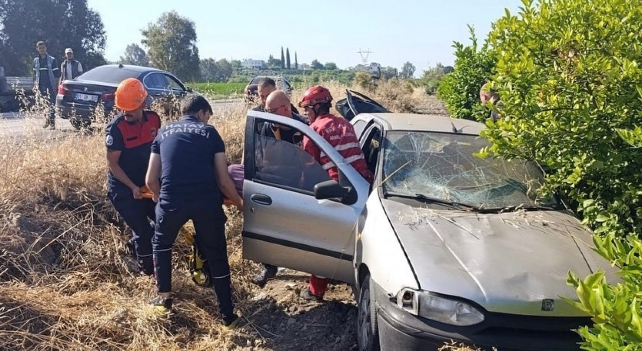 Dörtyolda otomobil narenciye bahçesine uçtu