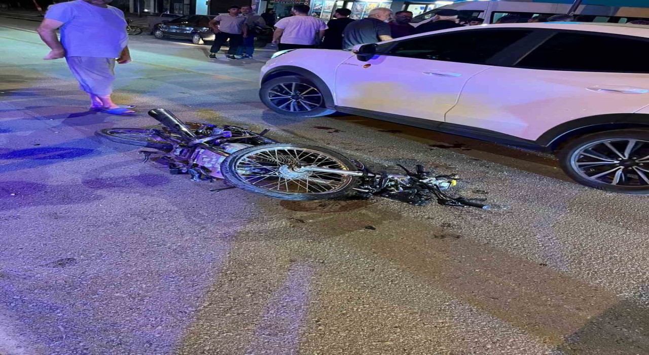 Dörtyolda otomobille çarpışan motosiklet hurdaya döndü: 1i ağır 2 yaralı