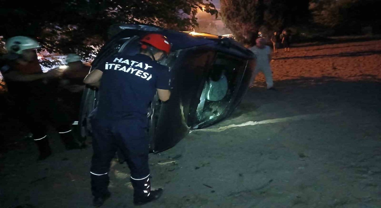 Dörtyolda yan yatan otomobilin sürücüsü yaralandı