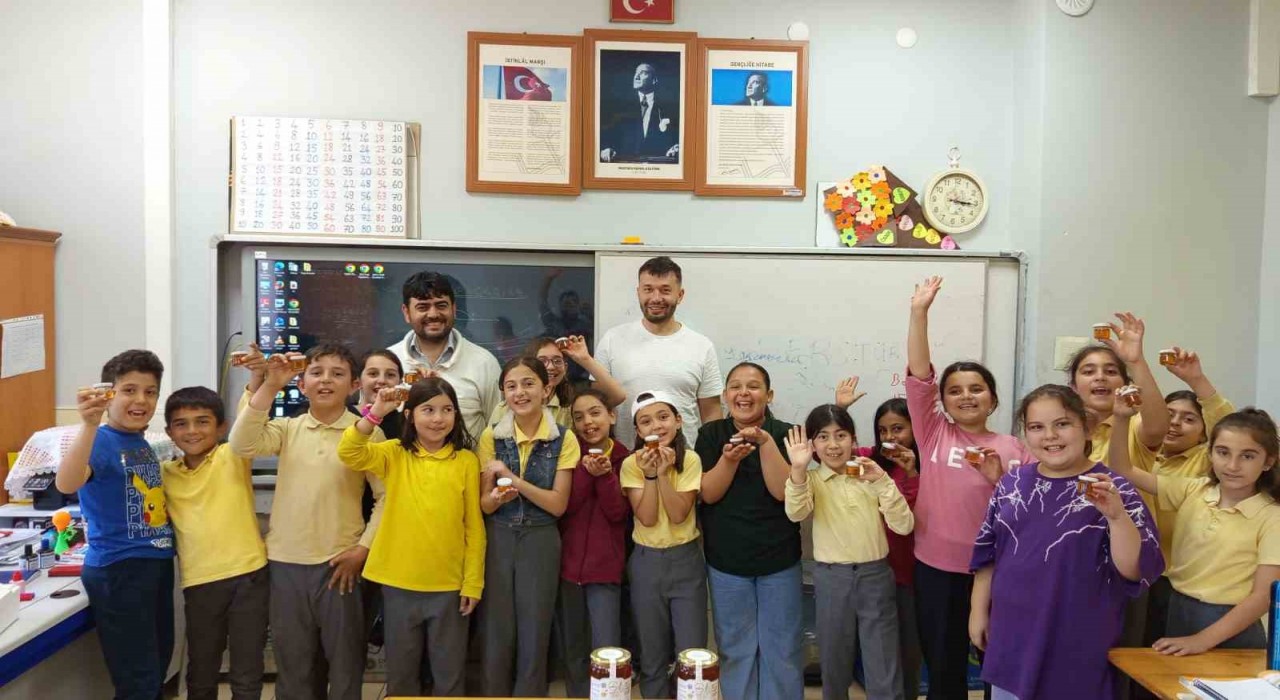 Dünya Arı Gününde öğrencilere arılar anlatıldı, bal dağıtıldı