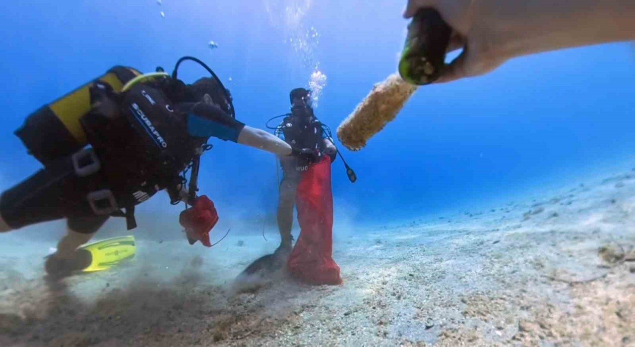 Dünya Çevre Gününde deniz dibinden 2 saatte 20 ton çöp toplandı