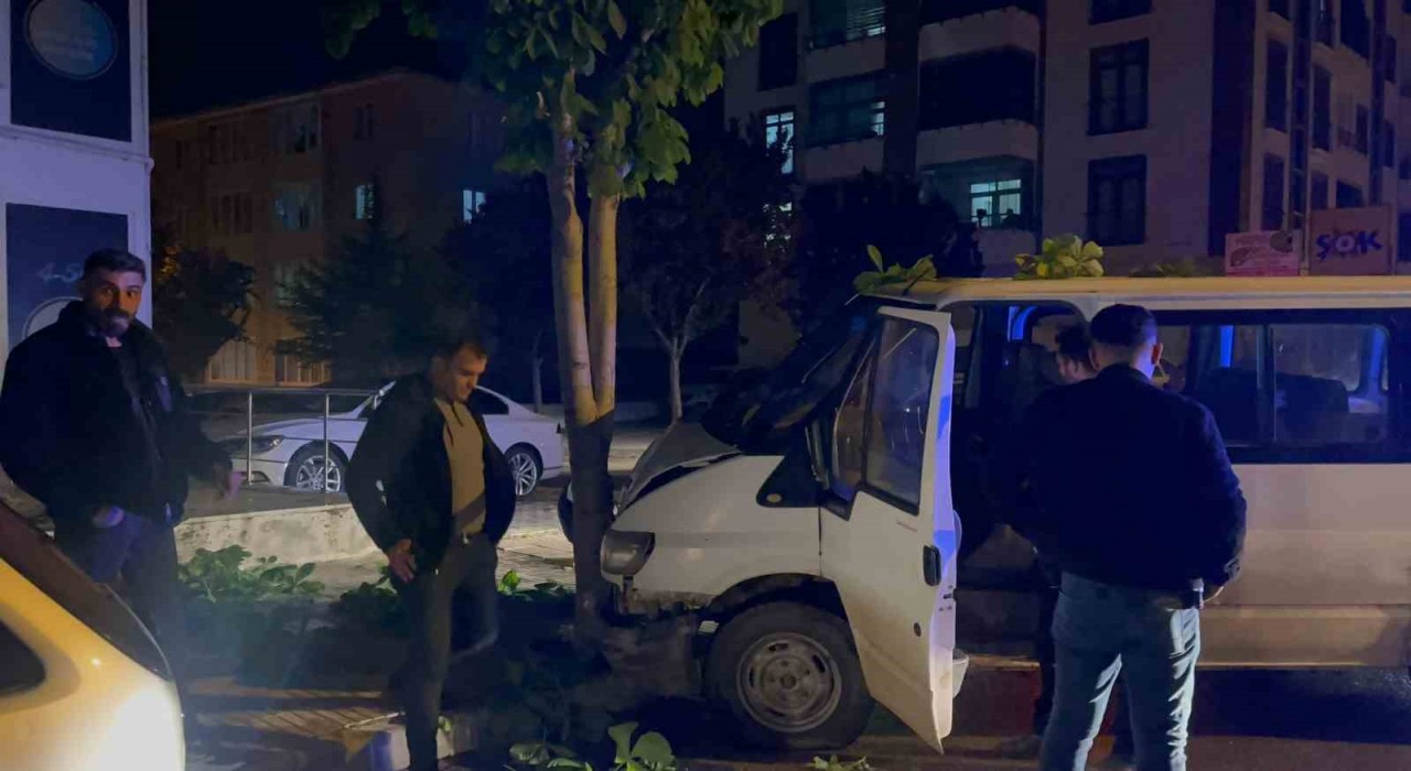 Dur ihtarına uymayan ehliyetsiz sürücünün kullandığı araç ağaca çarptı: 38 bin TL ceza yedi