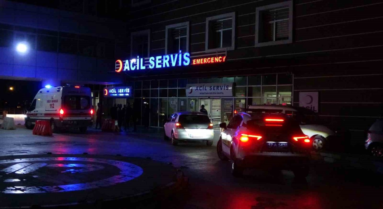 Dur ihtarına uymayan otomobili kovalan motosikletli asayiş ekibinin çarptığı yaya ağır yaralandı