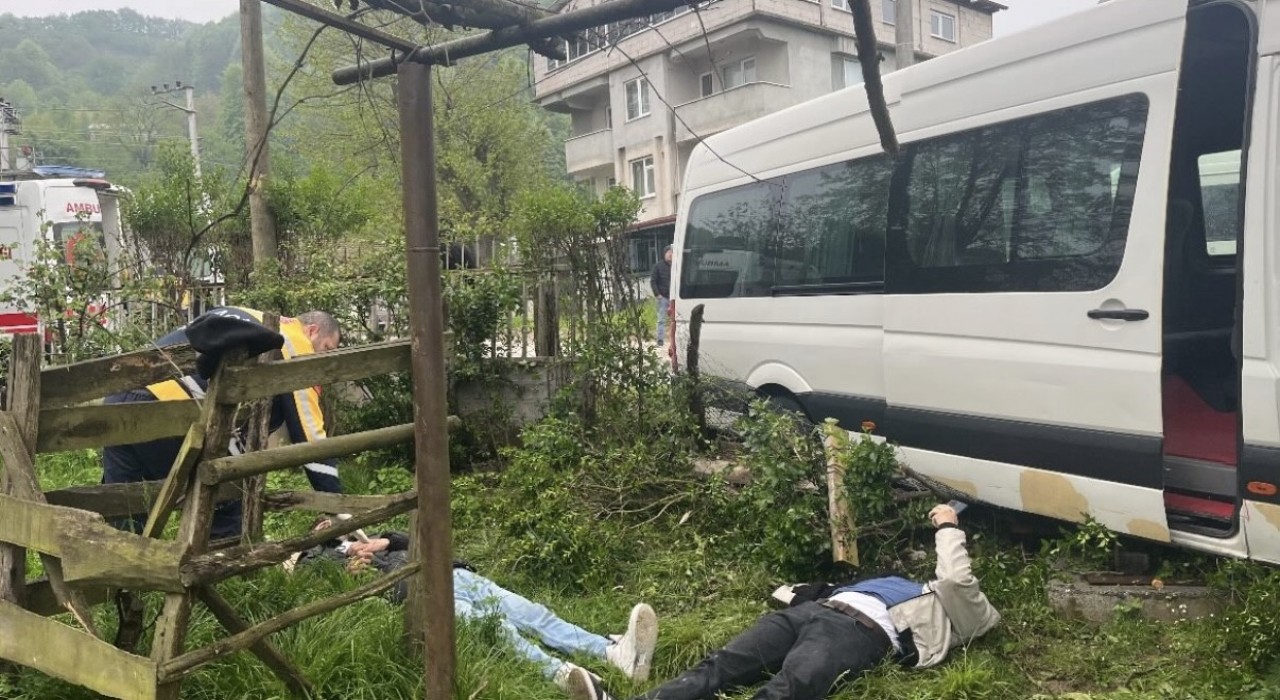 Düzcede işçi servisi ağaca çarptı, 8 kişi yaralandı