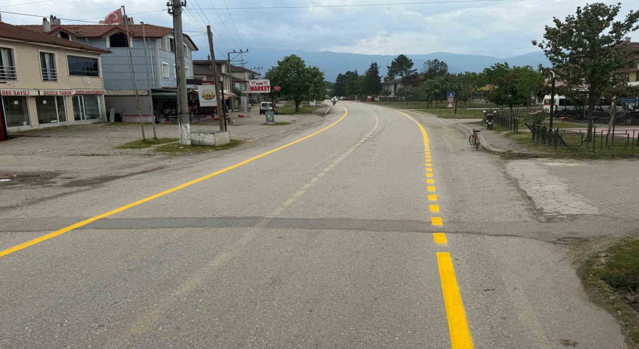 Düzcede köy yollarında yol çizgileri yenilendi