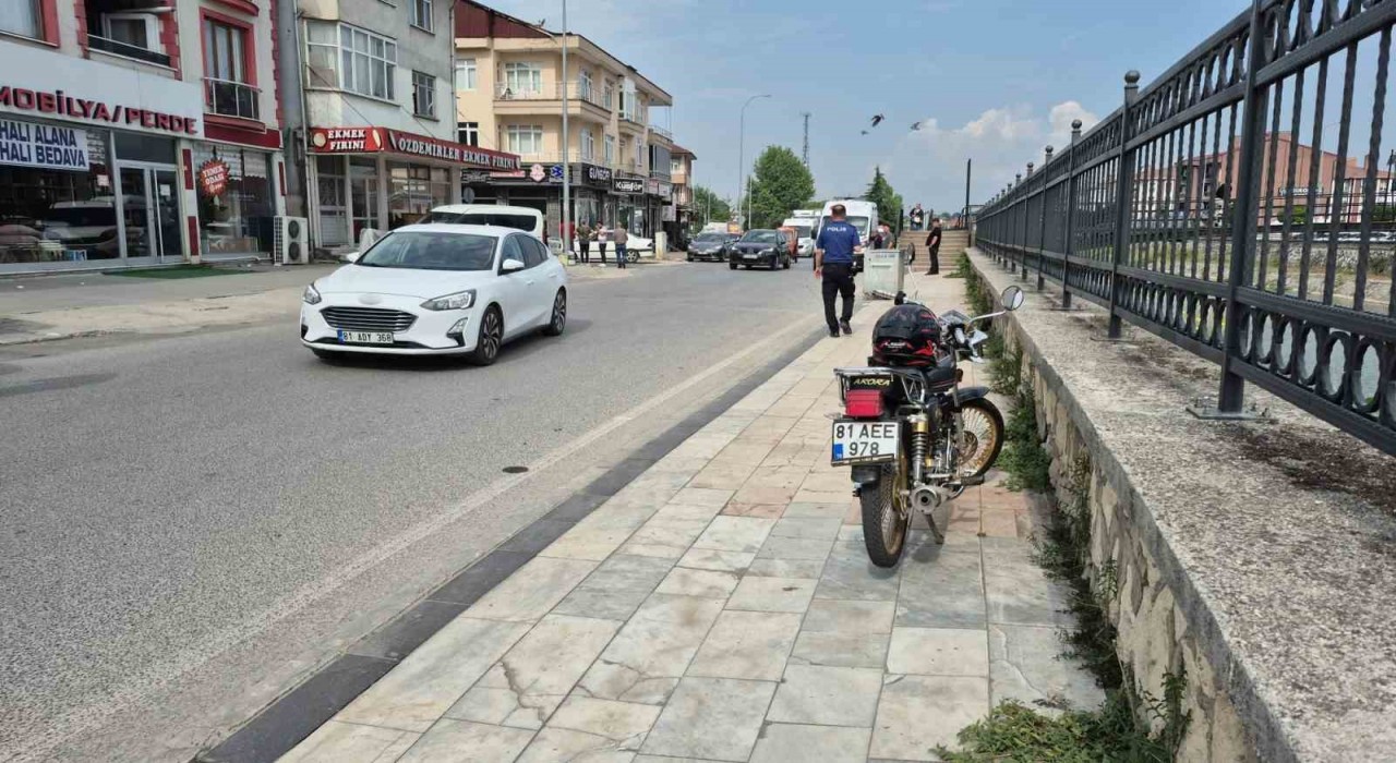 Düzcede motosiklet yayaya çarptı: 2 yaralı