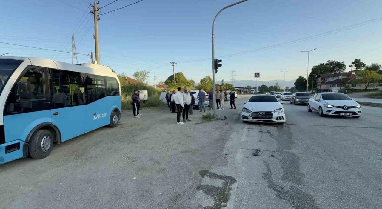 Düzcede otomobil ışıklarda duran halk otobüsüne çarptı: 6 yaralı
