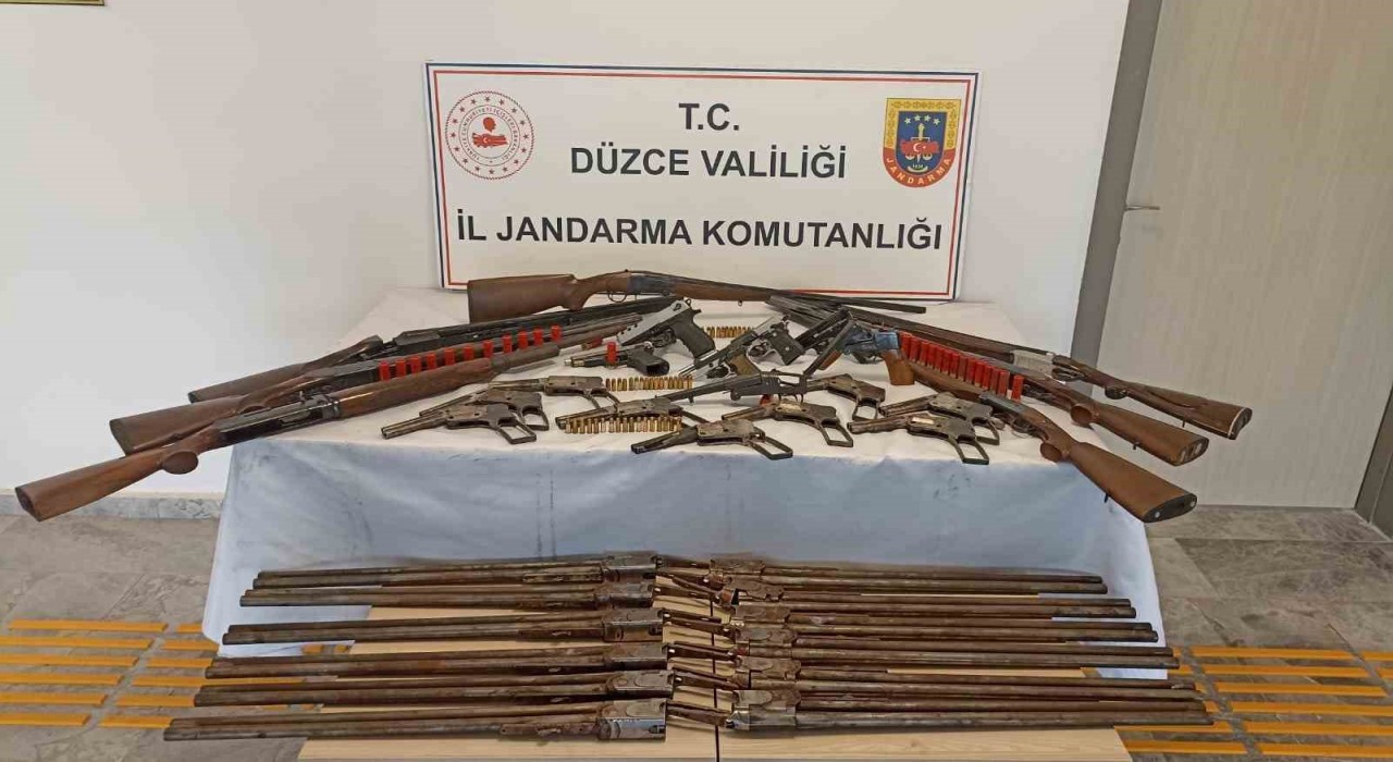 Düzcede silah imalathanesine baskın: Çok sayıda ruhsatsız silah ve tüfek ele geçirildi