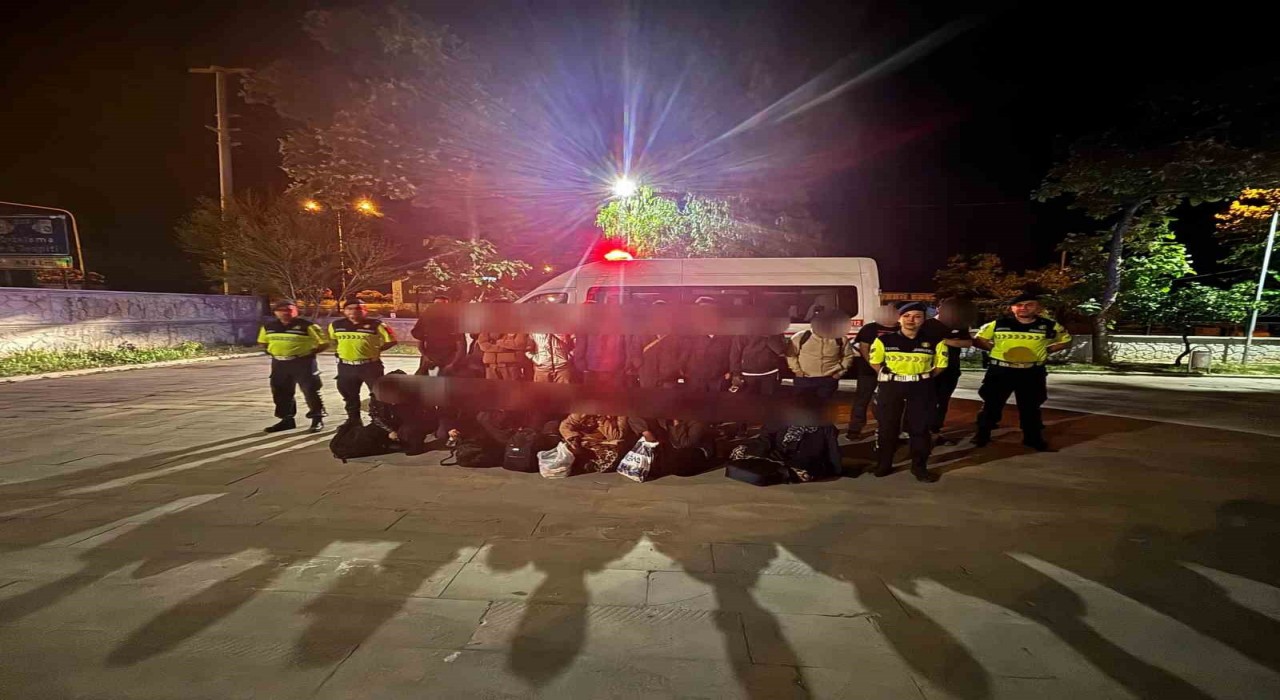 Düzensiz göçmenler otoyol jandarmasına takıldı