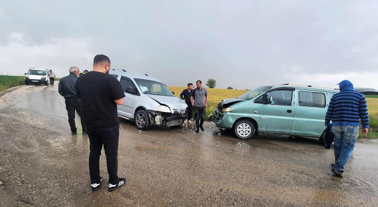 Düziçi’nde Minibüs ile Ticari Araç Çarpıştı: 1 Kişi Yaralandı
