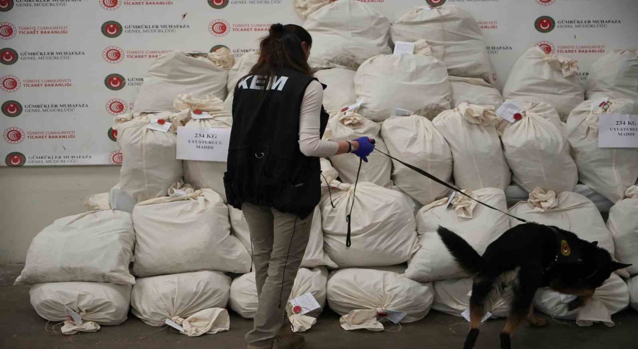Edirne Kapıkulede X-ray taraması yapılan otobüste 233 kilo esrar ele geçirildi