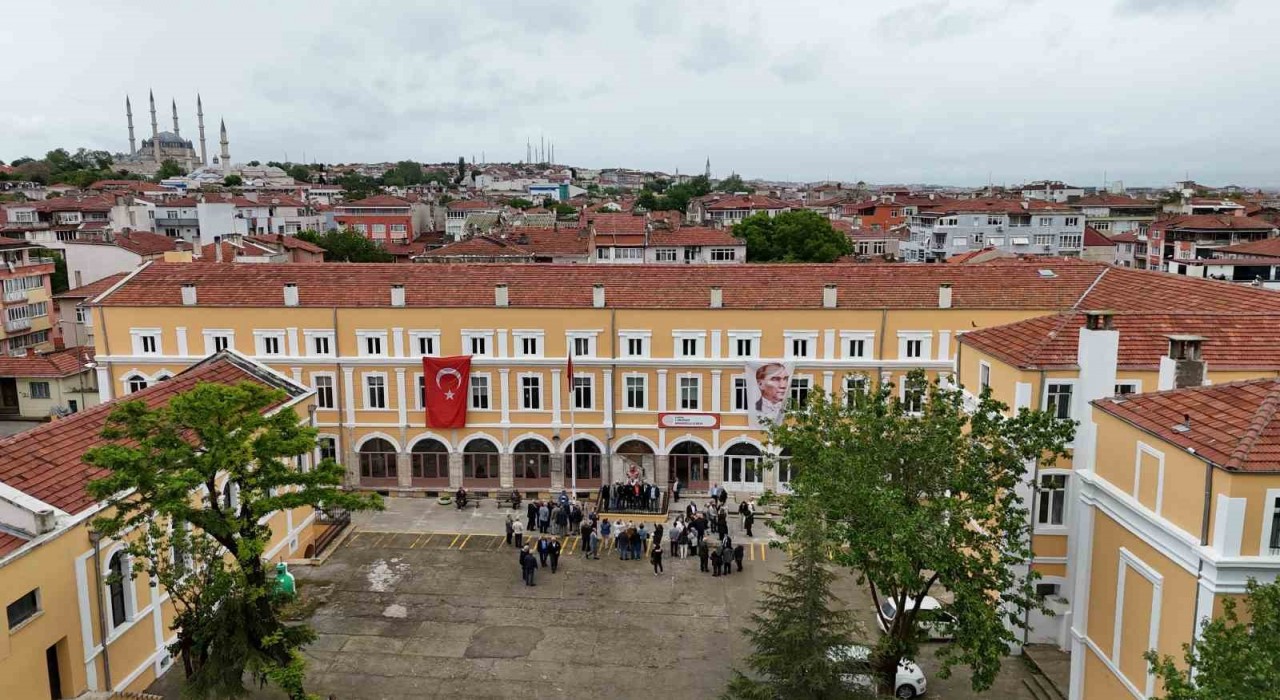 Edirnede 50 yıl önce mezun olan öğrenciler yeniden buluşmanın mutluluğunu yaşadı