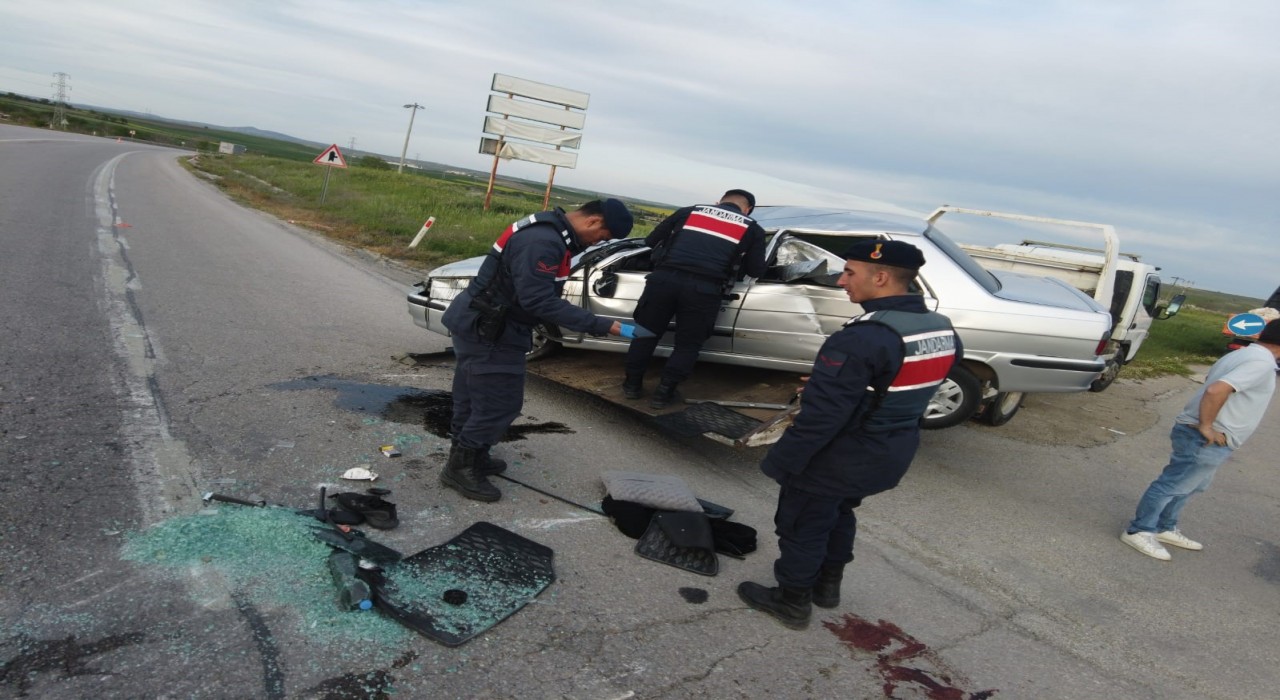 Edirnede devrilen otomobilin sürücüsü yaralandı