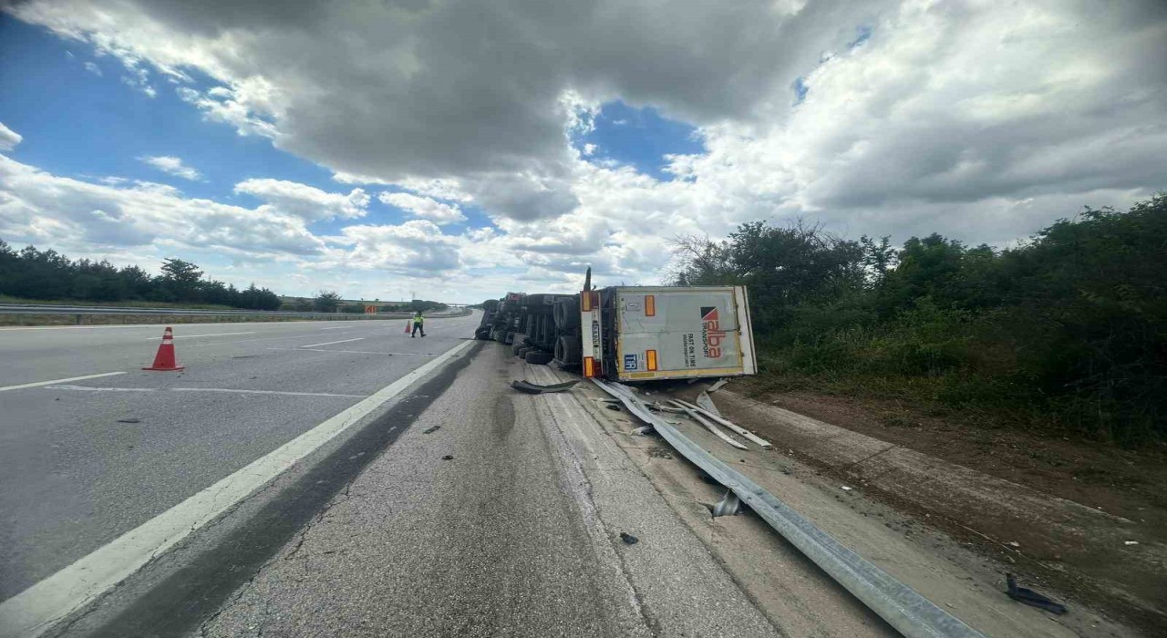 Edirnede devrilen tırın sürücüsü yaralandı
