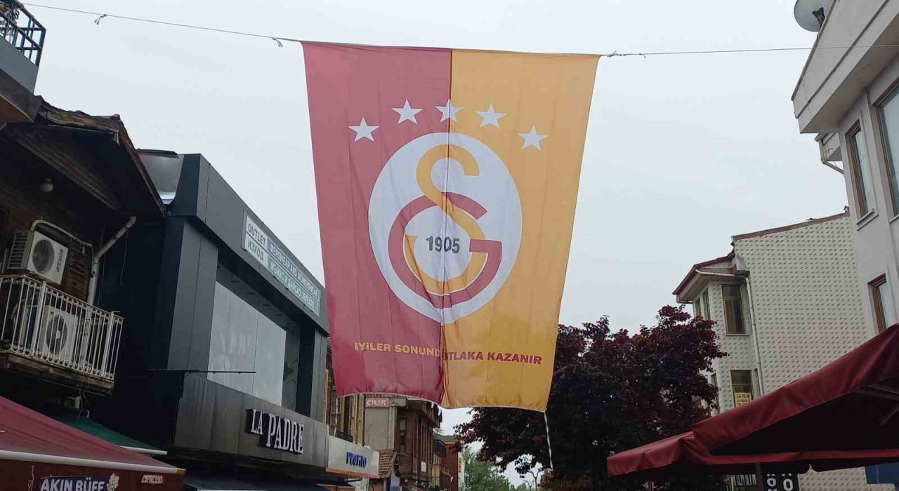 Edirnede erken kutlama: Dev Galatasaray bayrağı Saraçlar Caddesine asıldı