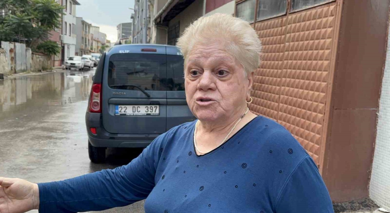 Edirnede sağanak yolları göle çevirdi