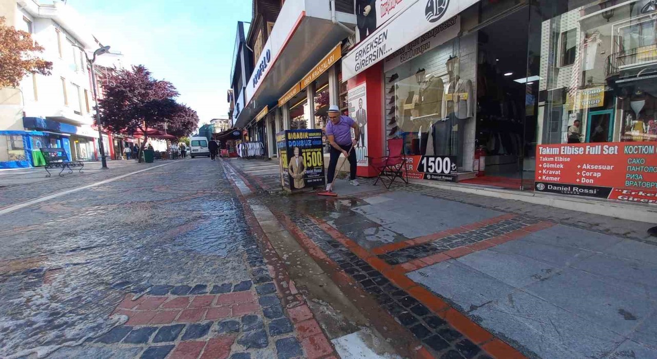 Edirnede Saraçlar Caddesindeki su birikintisine oltalı tepki