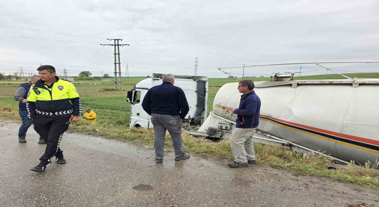 Edirnede treyler silobas tarlaya devrildi: 1 yaralı