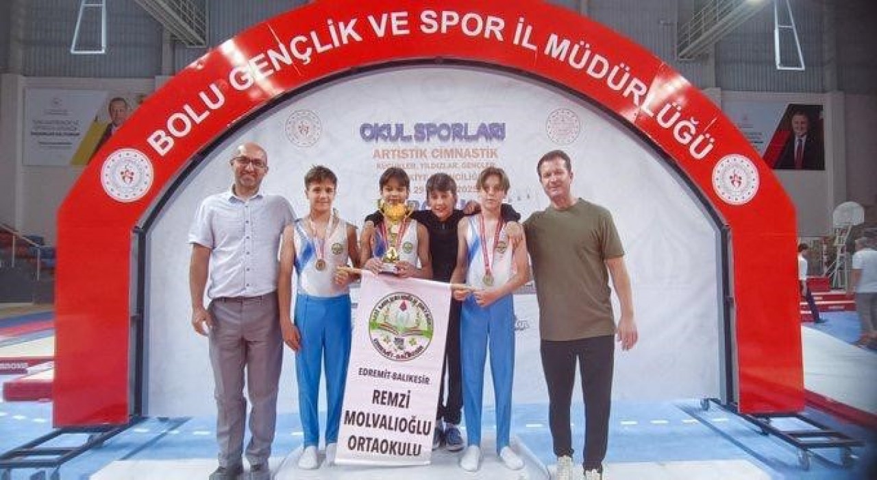 Edremit Remzi Molvalıoğlu Ortaokulu Şampiyon Olarak Döndü