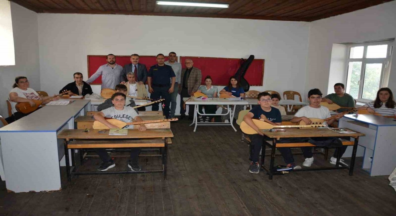 Edremitte açılan bağlama kursu ağır misafirleri ağırladı