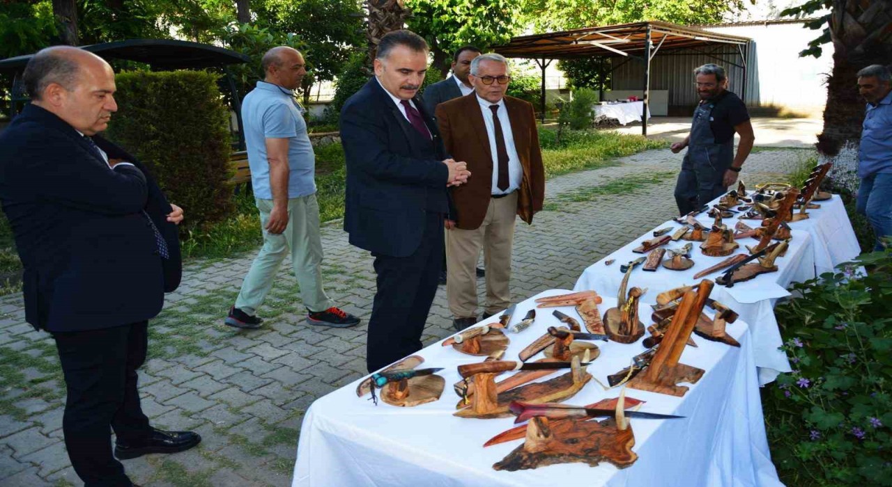 Edremitte elle dövülen bıçaklar sergisi hayran bıraktı