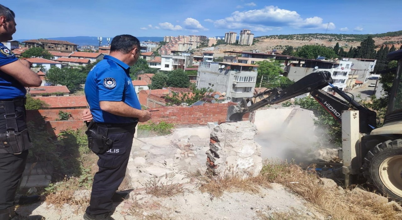 Edremitte metruk binalar yıkılıyor