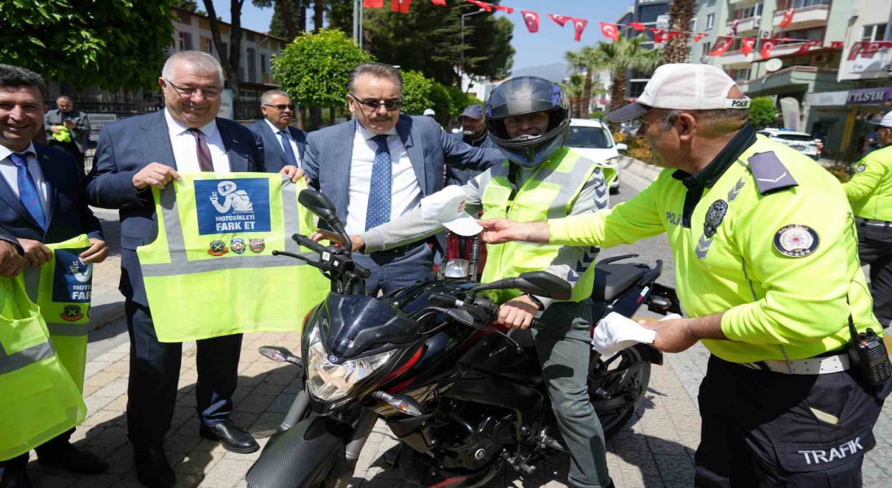 Edremitte motosiklet sürücülerine reflektif yelek dağıtıldı