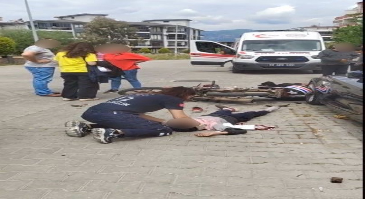 Edremitte motosiklet ve otomobil çarpıştı: 3 çocuk yaralandı