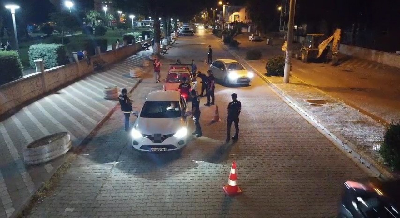 Edremitte şok asayiş ve trafik uygulamasında 4 aranan şahıs yakalandı