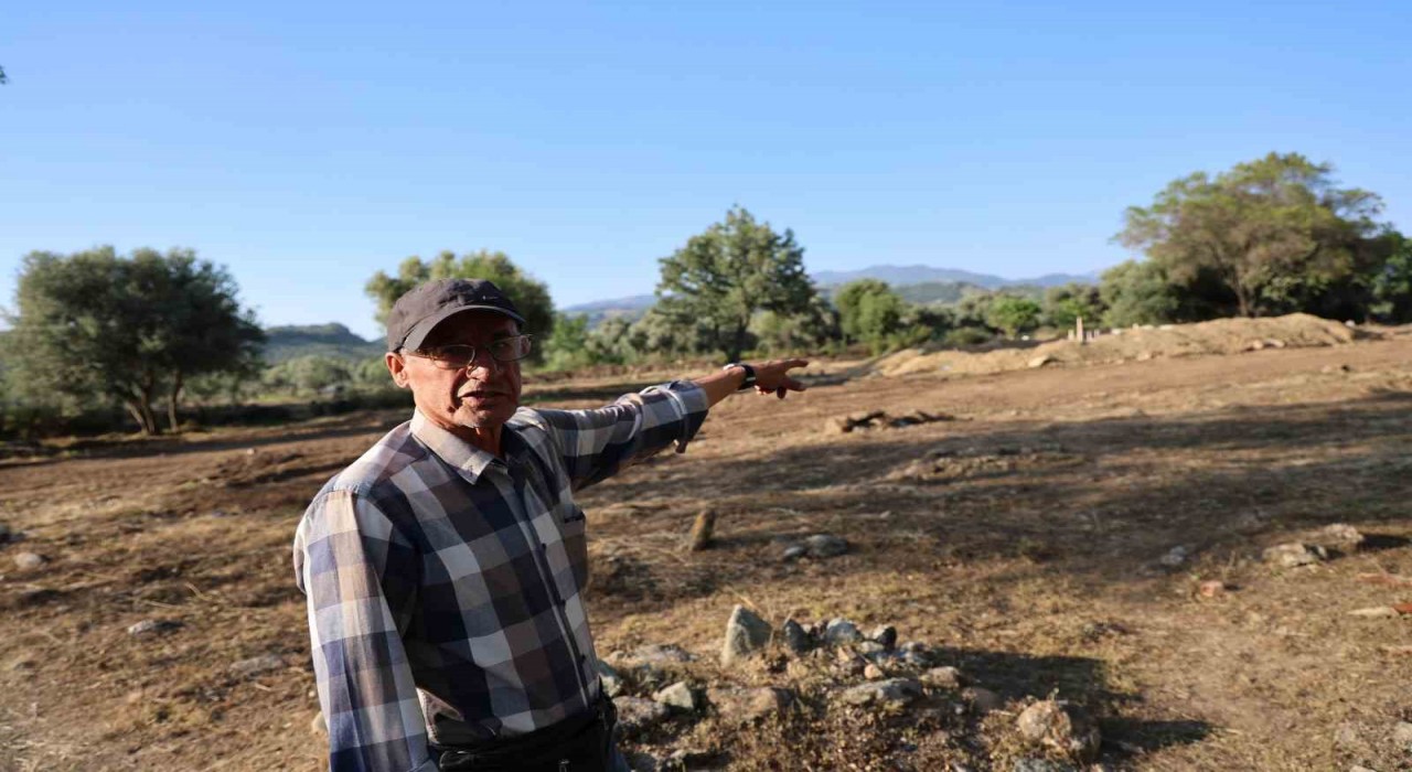 Efeler Belediyesi ecdat mezarlarını iş makinesi ile yıktı