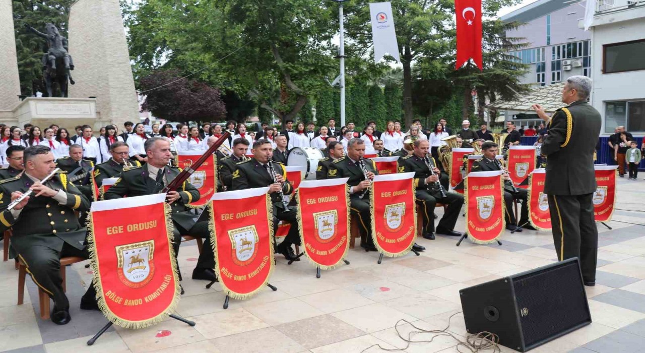 Ege Ordusu Bölge Bandosu, öğrencilerle birlikte Denizlide konser verdi