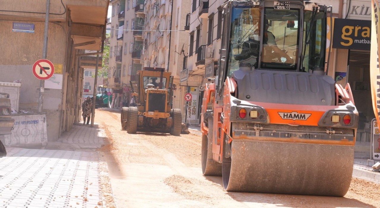 Elazığ Belediyesi Yeni Mahallede asfaltlama çalışmalarını sürdürüyor