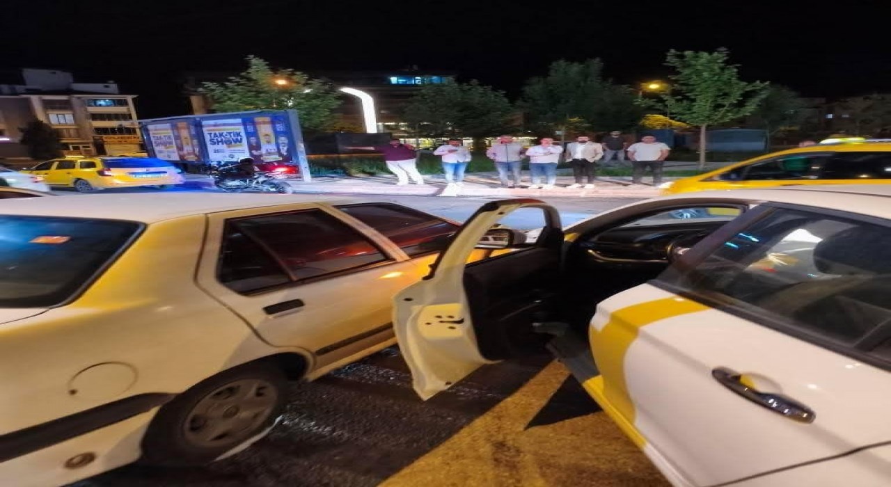 Elazığda 2 otomobil kafa kafaya çarpıştı: 2 yaralı
