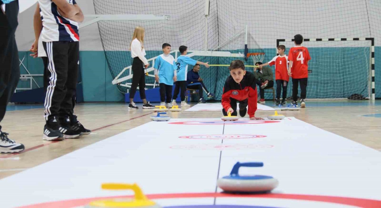 Elazığda 45 takım Floor Curling müsabakalarında buluştu