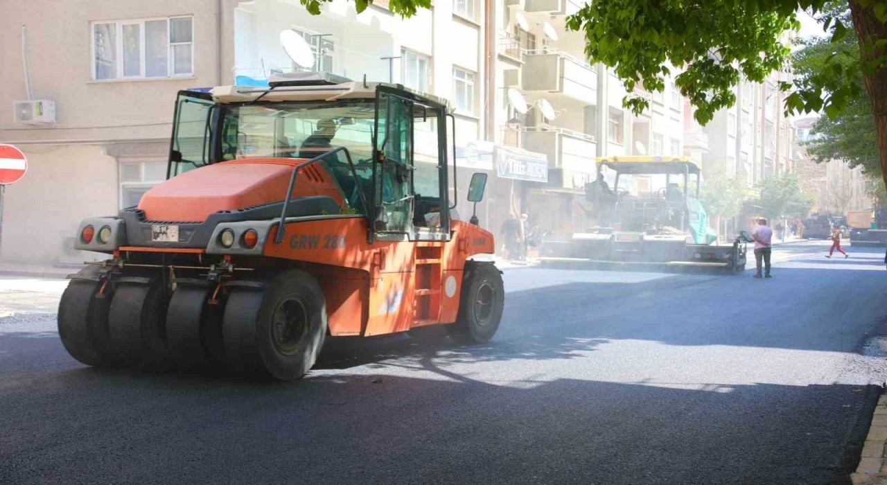 Elazığda asfaltlama çalışmaları sürüyor