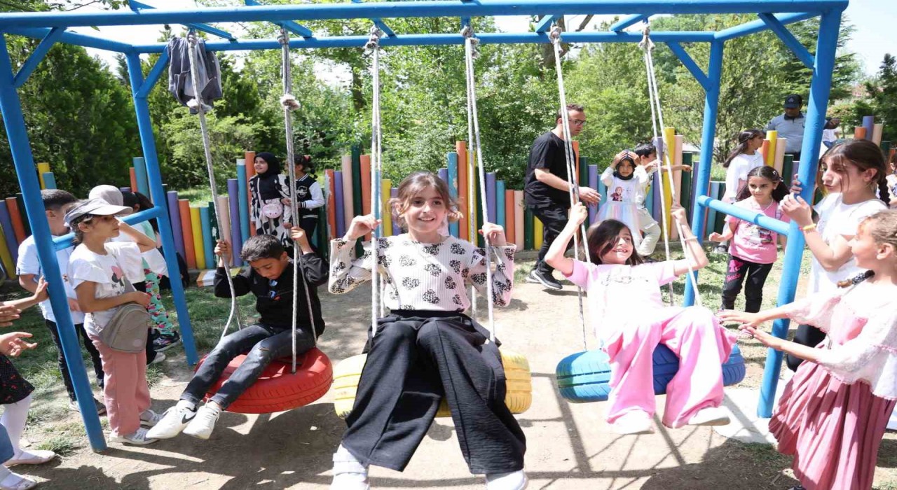 Elazığda çocuklar Geri Dönüşüm Parkında doyasıya eğlendi