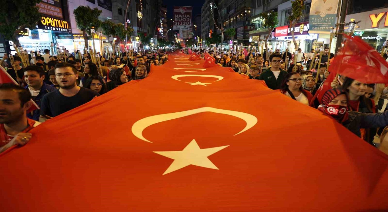 Elazığda fener alayı renkli görüntüler oluşturdu