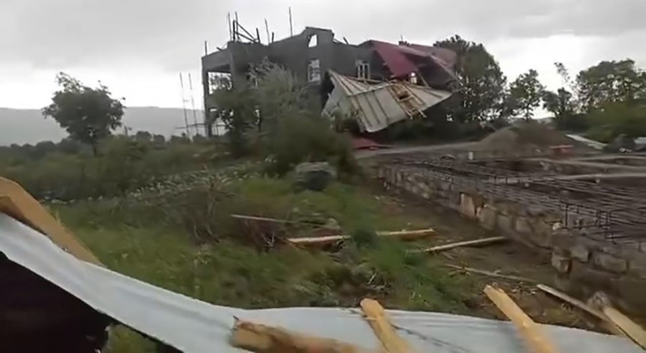 Elazığda fırtına evin çatısını uçurdu