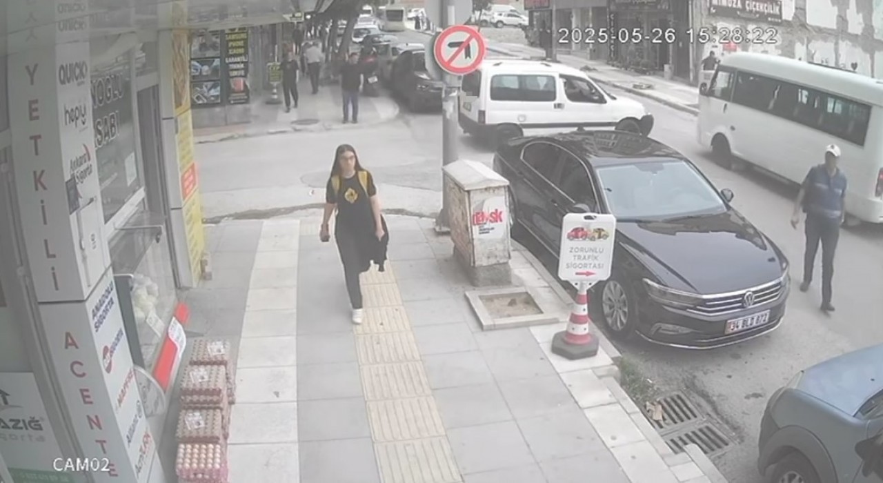 Elazığda hafif ticari araçla minibüs çarpıştı, kaza anı kamerada