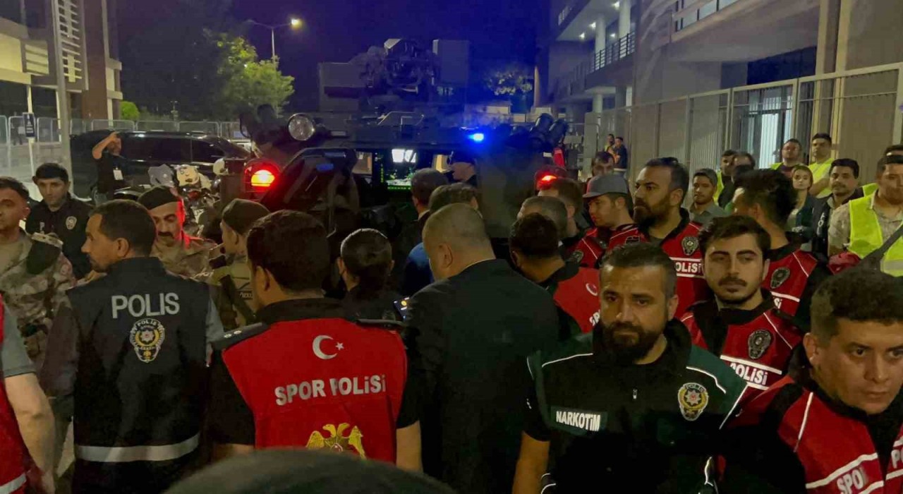 Elazığda hakem ve futbolcular zırhlı araçlarla staddan ayrıldı