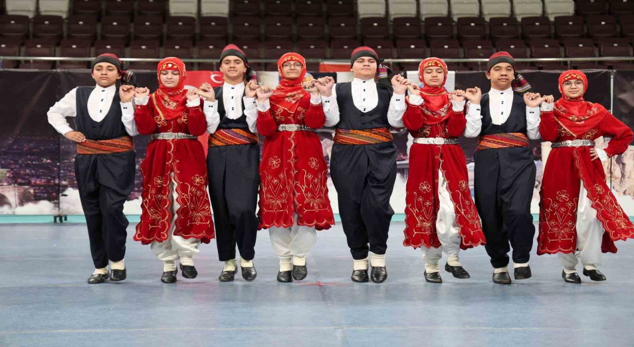 Elazığda halk oyunları yarışması renkli görüntüler oluşurdu