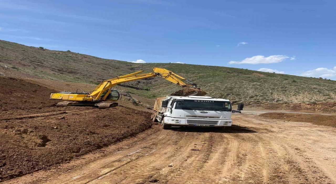 Elazığda heyelan nedeniyle zarar gören köy yollarının onarımı sürüyor